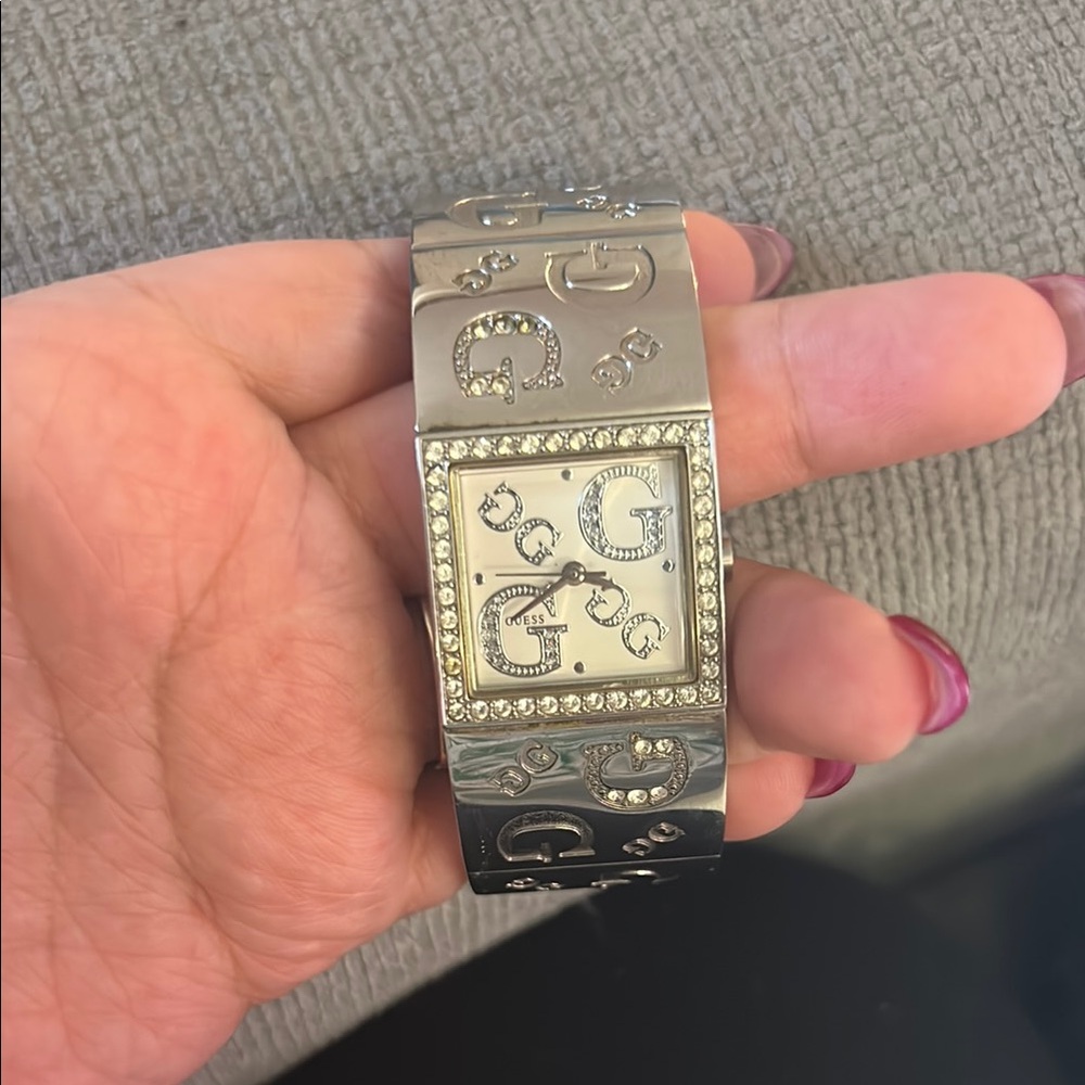 Stylish Silver Bracelet with Crystal Details